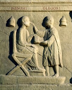患者を診察する眼科医を描いたレリーフ 作： Roman